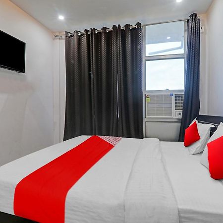 Hotel Oyo Flagship 81064 Chaudhary In à Gorakhpur Extérieur photo
