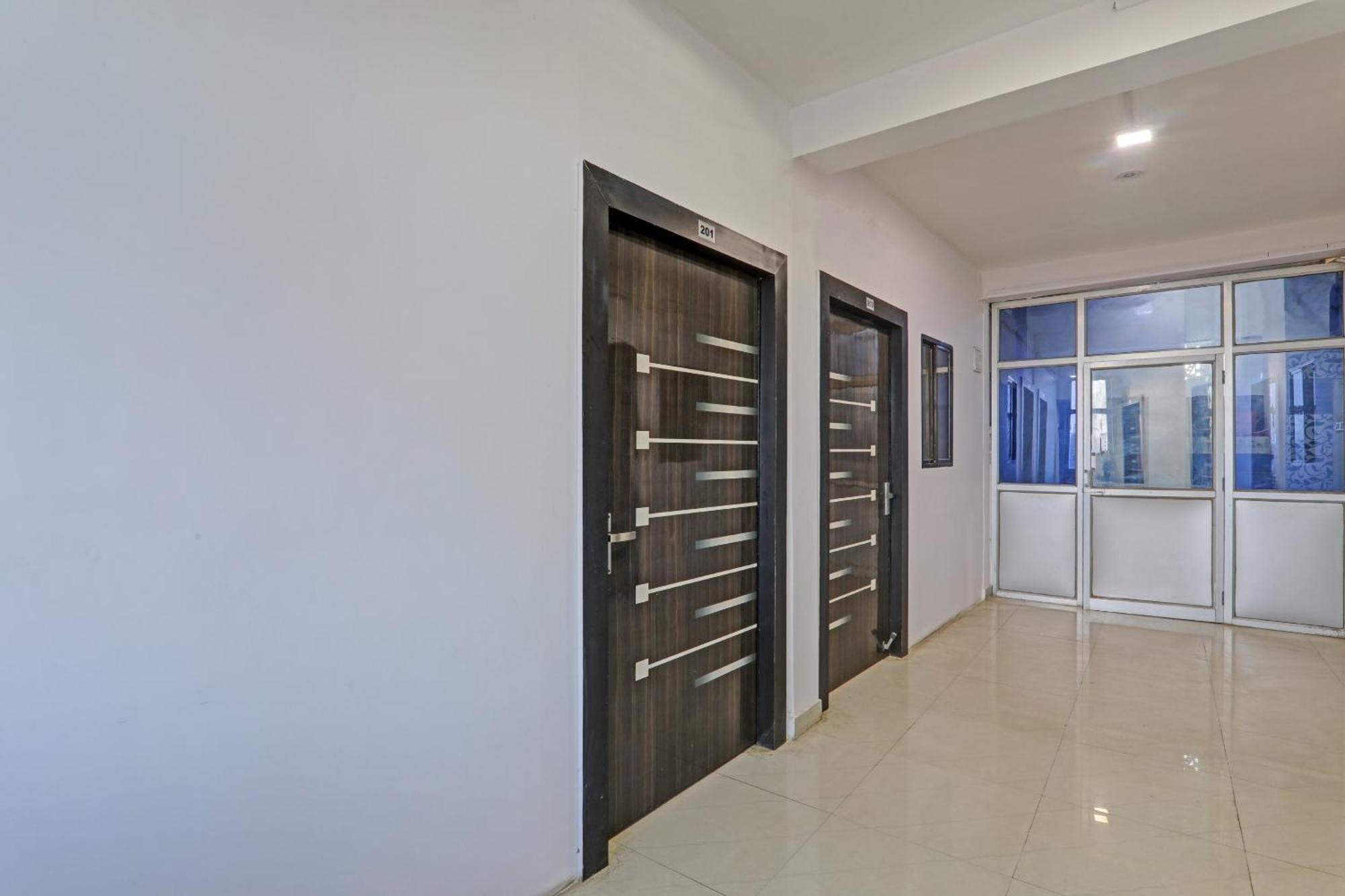 Hotel Oyo Flagship 81064 Chaudhary In à Gorakhpur Extérieur photo