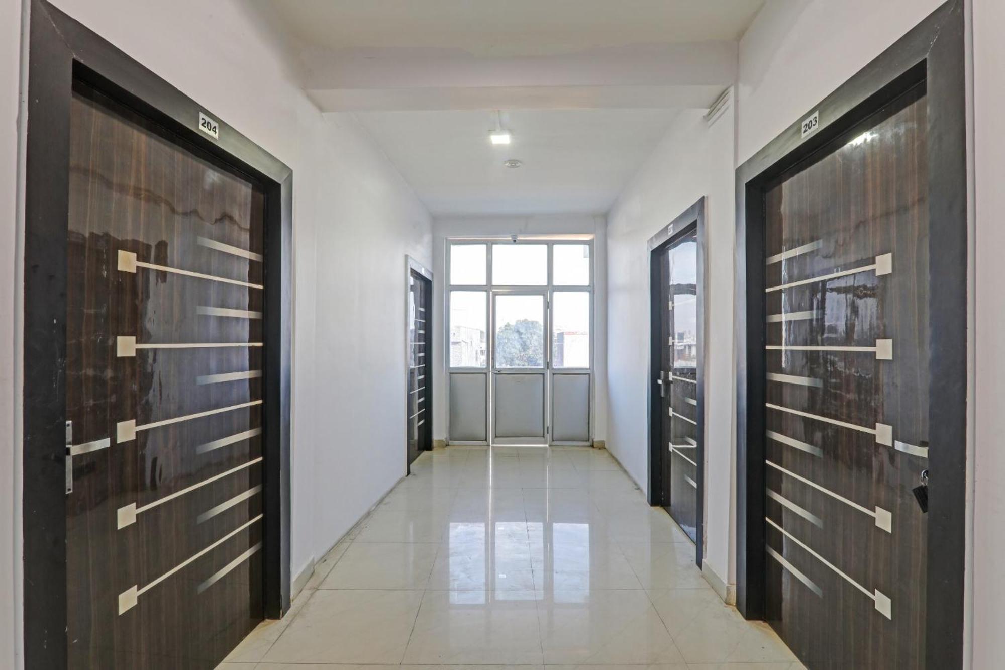 Hotel Oyo Flagship 81064 Chaudhary In à Gorakhpur Extérieur photo